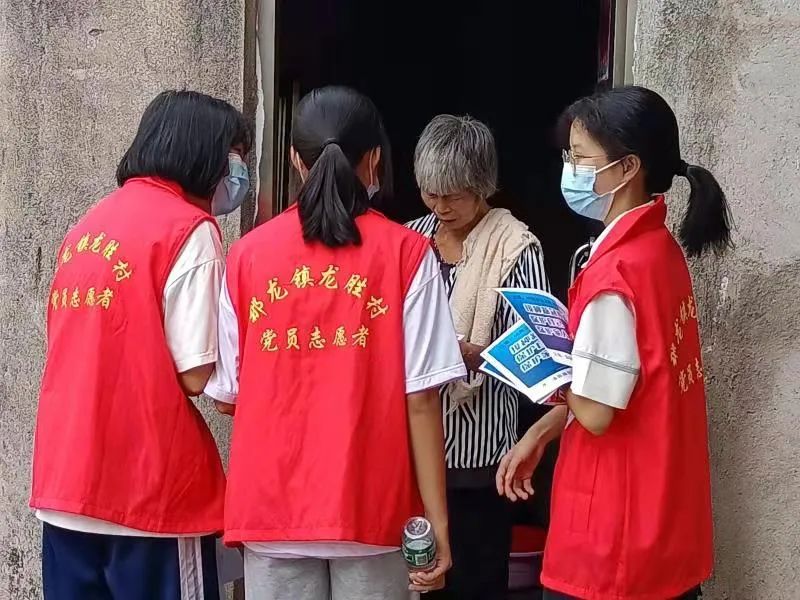 学党史悟思想办实事开新局那龙镇党员志愿者助力疫苗接种