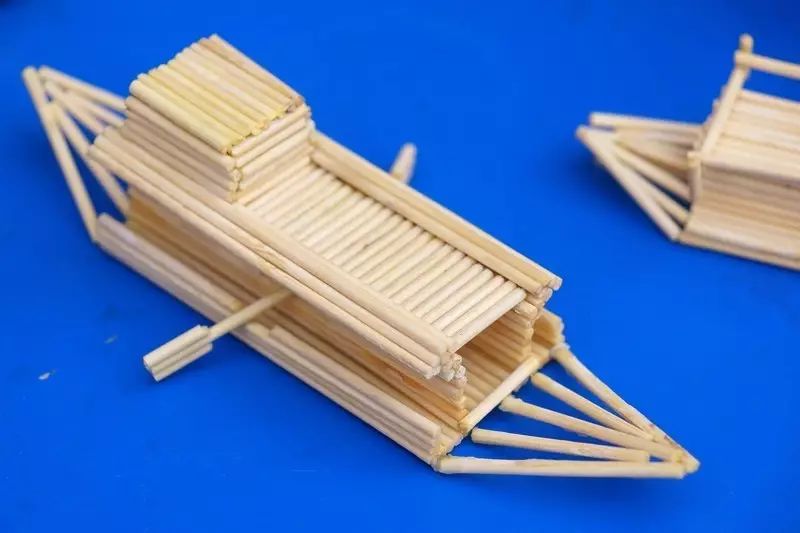 学生手工制作是一种具有复杂结构的创造性活动,既能够锻炼学生的思维发散性,又能提高同学们脑与手的协调能力。从材料的选择到制作方法、步骤的确定;从动手制作到不断修改和完善的全过程,充满了创造精神; 手工制作具有形象思维和逻辑思维的交融;在素质培养上有着其独特的优势,起着其它学科所无法替代的作用。 在手工制作中,利用各种废旧材料,例如易拉罐、一次性筷子、雪碧瓶、泡沫塑料、纸张、木板边角料等,变废为宝,制作成优美的工艺作品,这是富含教育意义的,它既是对资源的合理和充分运用,也增强了环保意识,这是未来公民都应具备的