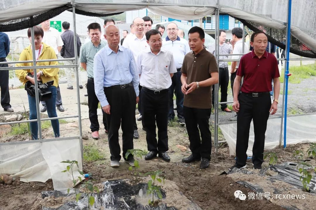 6月6日,市政协主席李评到汝城县暖水镇广泉村,塘丰村调研脱贫攻坚工作