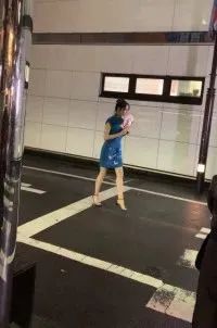 娱圈揭秘:迪丽热巴穿旗袍街头拍广告,路人视角腿型太夸张,确定27岁?