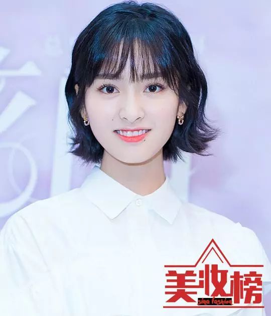 7月女星美妆榜出炉,在暑期档热剧综艺不断的氛围中,我们本次入围美妆榜的女星也大多来自热播剧和综艺节目。 邓紫棋凭借一头脏辫新发型,和可酷可甜的烟熏腮红妆夺得top1,在《一千零一夜》中和邓伦一起撒糖的迪丽热巴,则因为清爽甜美的无辜妆夺得第二名,你的爱豆入榜了吗? 7月美妆榜 <> 7月女星美妆榜出炉啦,先来看看网友们的票选结果,这次入围的女星有《中餐厅2》中的两位少女赵薇、舒淇,热播剧《延禧攻略》中的皇后娘娘秦岚和璎珞吴谨言,还有《流星花园》中的杉菜沈月,《一千零一夜》里的热巴,《天乩之白
