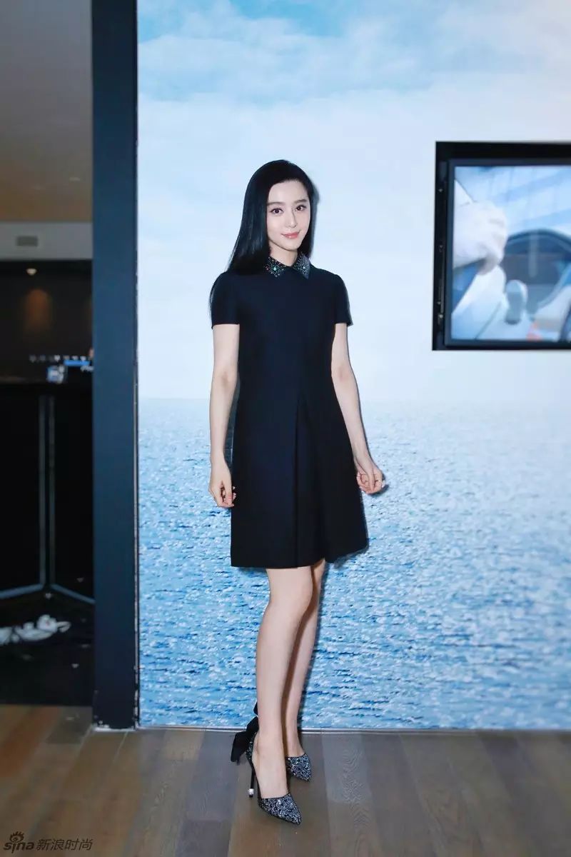 明星爱大牌|杨幂开叉短裙秀美腿,范冰冰演绎经典小黑裙
