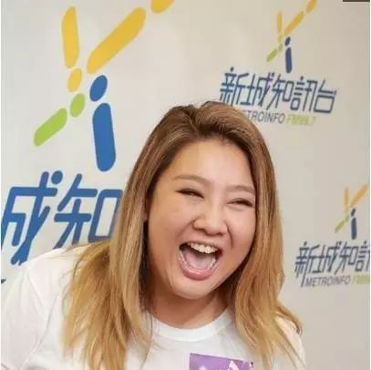 又胖了!郑欣宜穿百褶裙不顾形象大笑,网友:自信的女孩最美!