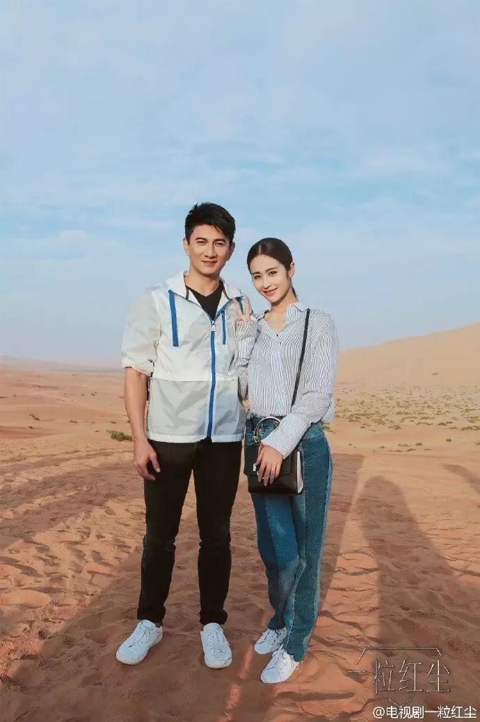 在沙漠里玩嗨了的吴奇隆和颖儿
