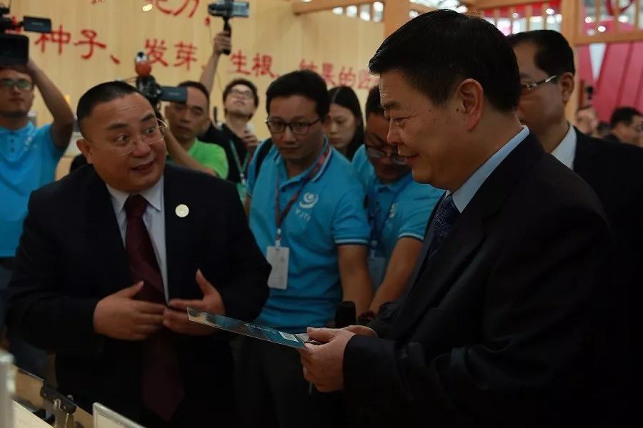 阳江十八子集团总经理李积回(左一)为小山书记(右一)介绍最新研发和