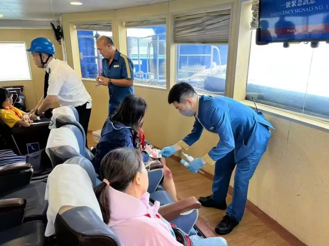 对船上游客进行简单治疗护理.jpg