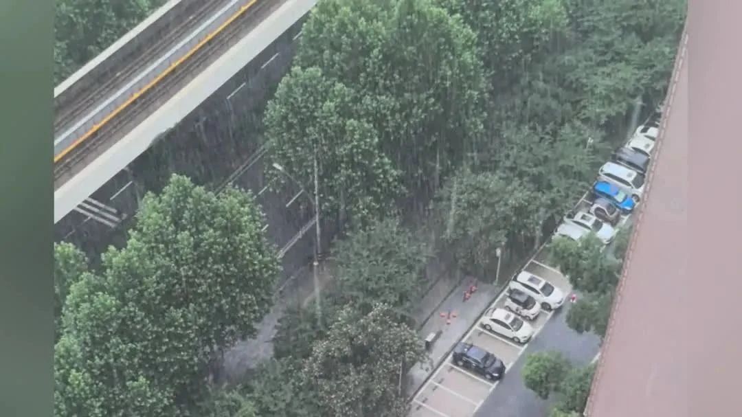2025年06月08日武汉天气,大雨倾盆，预警升级！直击今早的武汉