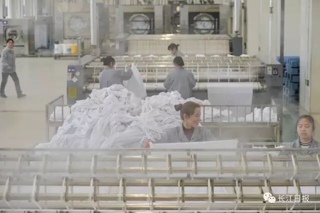 火车上的床单椅套干净吗 记者去了武汉最大洗衣房亲测发现工业洗衣机 泰山品牌