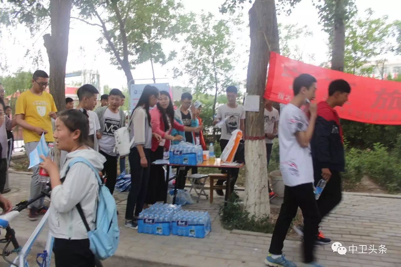 中考期间中卫各个考点你们会看见这样一个身影,免费为