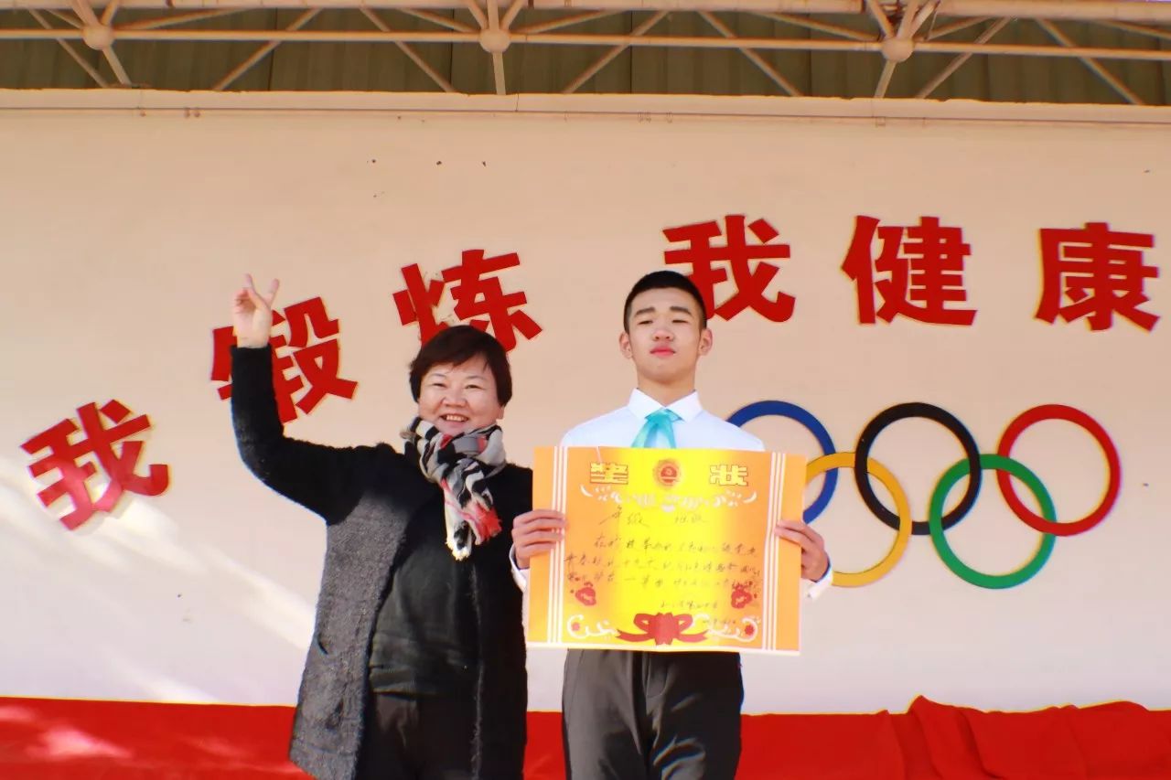 新疆师范大学在和田市第五中学举办"不忘初心跟党走 青春献礼十九大"