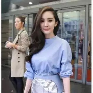 为什么柳岩穿什么都色情?而36D的杨幂却能穿成少女?