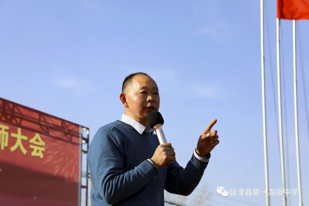 随后著名励志演讲专家韩威东教授为同学们做了《突破极限 创造奇迹》