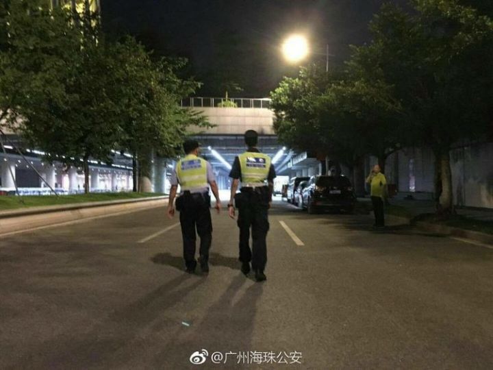 等大家都走后,留下民警们帅帅的背影