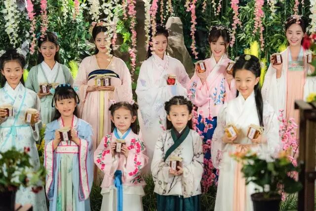 SNH48李艺彤、孙珍妮、费沁源陪你吃苦、品甜,40度高温也不怕啦!