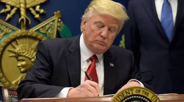 特朗普签署最新行政令，禁令七国变六国，为新移民政策做铺垫？