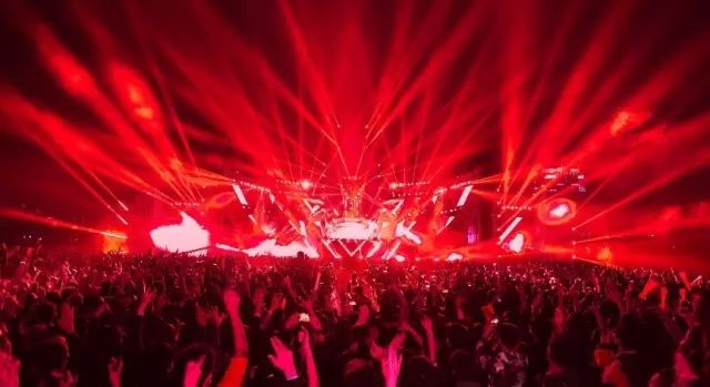 【百威之夜】就在今晚 dj-anvetta携手性感舞蹈天团,与你共度百威电音