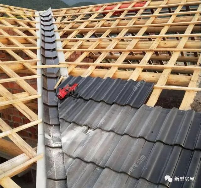 其次是脊线处的盖瓦要用水泥等固定.完工是坡屋顶,是不是非常漂亮!