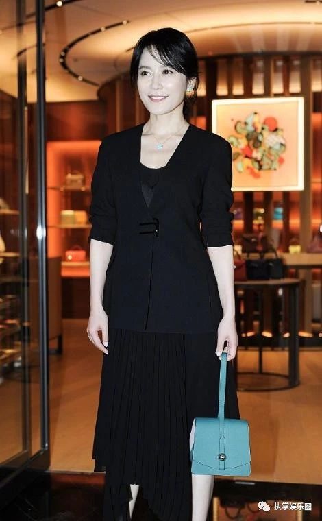 48岁俞飞鸿出席活动一身黑衣优雅迷人,真是时光刻意优待的美人