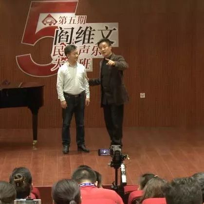 阎维文老师声乐教学:唱歌并不难,只要你学会把声音牢牢“挂”在高点!