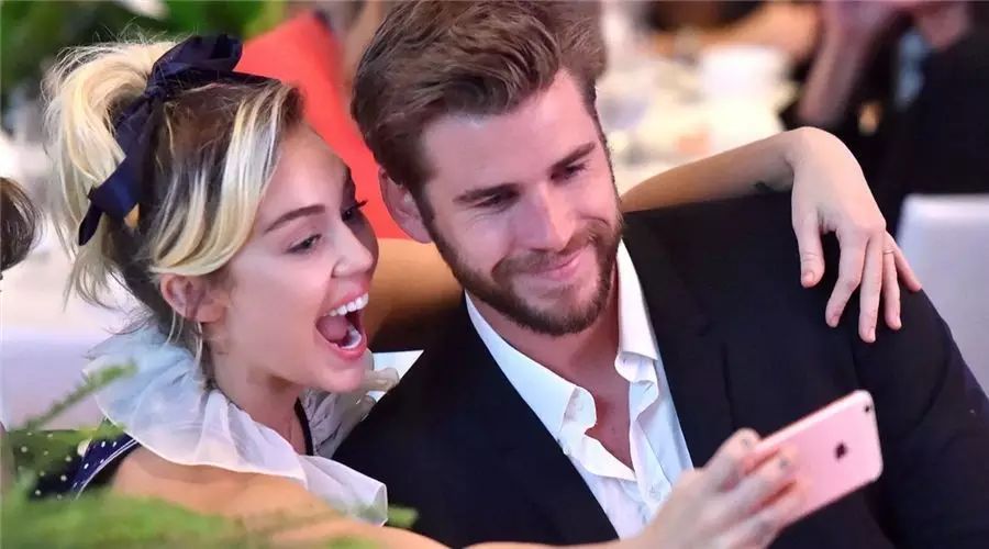 Miley Cyrus父亲推特引猜测,麦莉与锤弟已完婚?