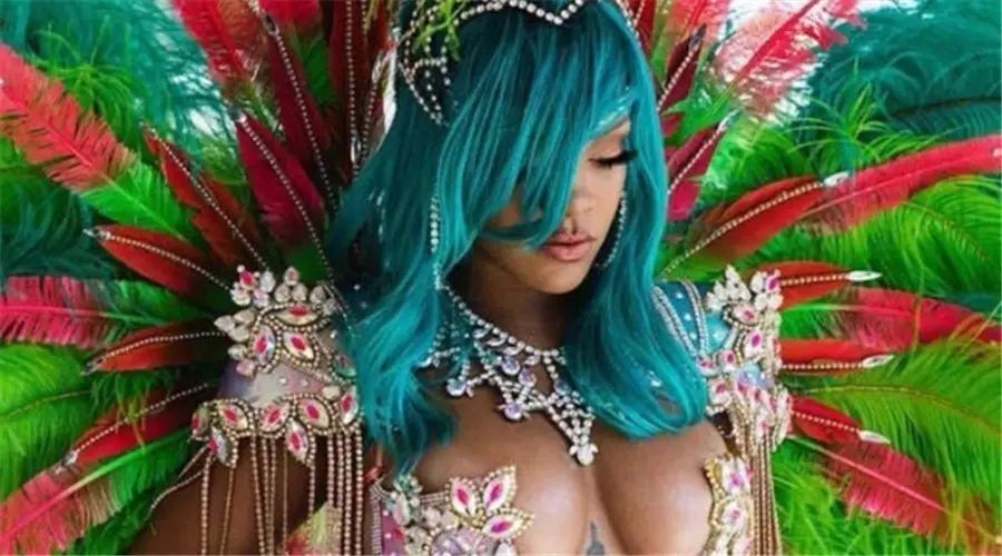 Rihanna一年一度的巴巴多斯狂欢节美照袭来!