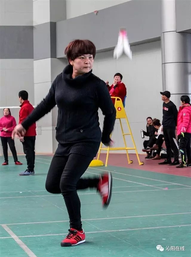 踢毽子又称(毽球,是一项简便易行的健身运动,在中国流传很广,有着