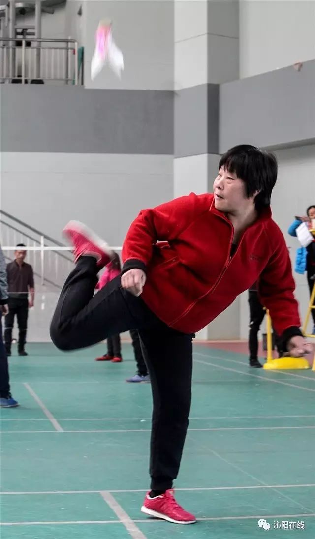 踢毽子又称(毽球,是一项简便易行的健身运动,在中国流传很广,有着