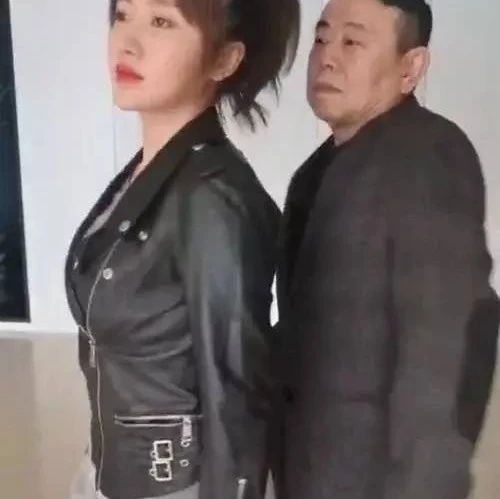 潘阳与父亲潘长江“尬舞”, 看到女儿的下半身后, 网友: 这也太难得了!