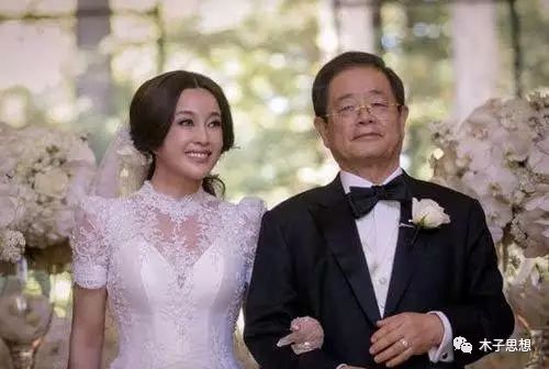 刘晓庆74岁老公满头白发,但是刘晓庆气质风采依旧,真正女强人