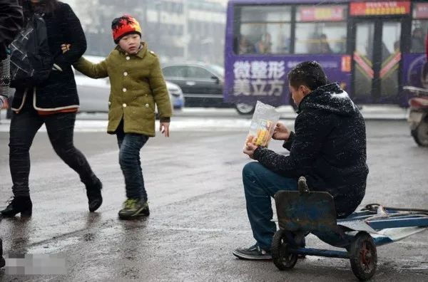大雪之中,没有人注意到,这个中年男人无声的哭泣.