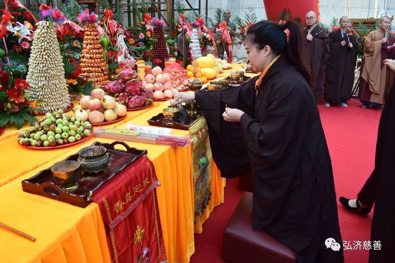 随着维那举腔《杨枝净水》香赞,主法法师及护法居士依次拈香.