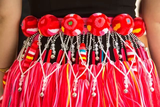 瑶族服饰 瑶族妇女善于刺绣,在衣襟,袖口,裤脚镶边处都绣有精美的