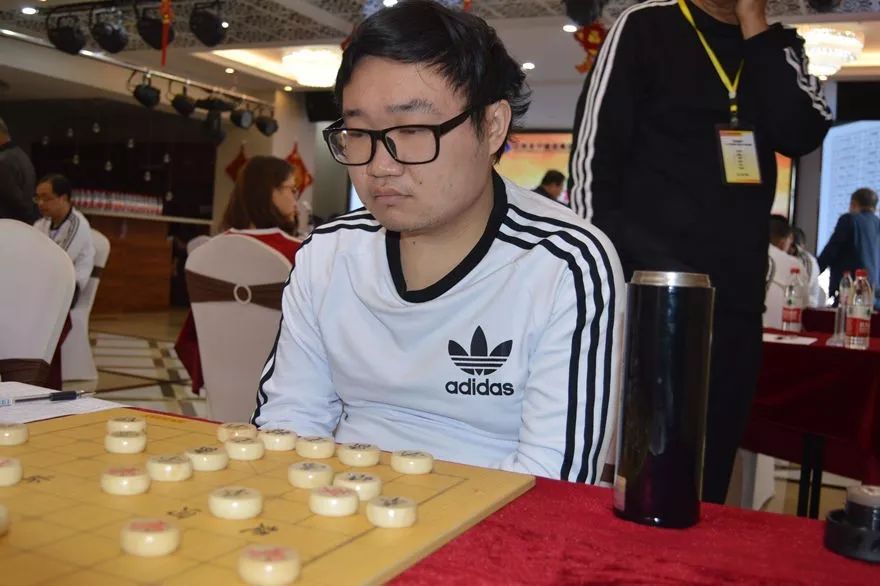 就在外星人离开赛场不久,一员实力派大师黄竹风拿下了他单日的三战
