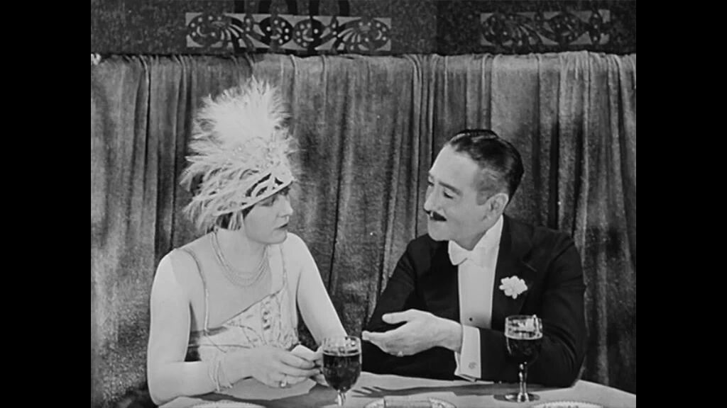 点击下方视频，观看完整影片↓↓⭐经典 | 卓别琳导演电影《巴黎一妇人 (1923)》-3