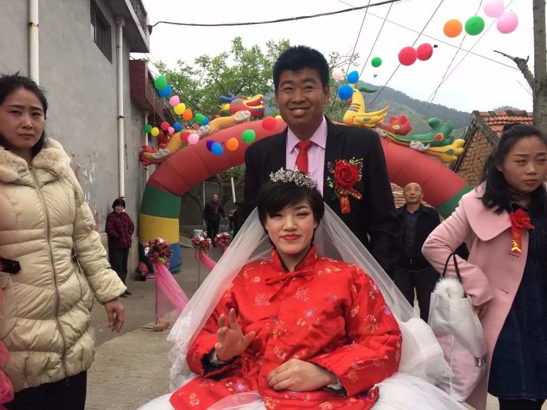 而且,今天小啰啰和蓉儿 要给两位新人主持婚礼 见证福训刚和徐宗合的