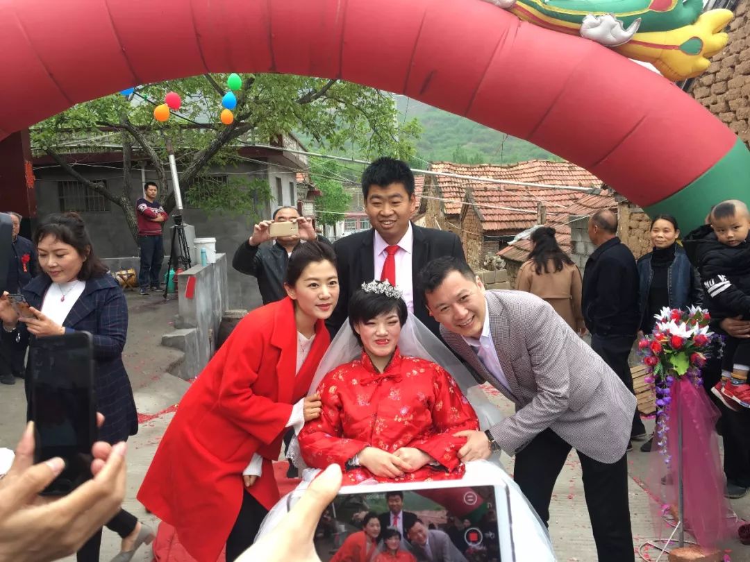 而且,今天小啰啰和蓉儿 要给两位新人主持婚礼 见证福训刚和徐宗合的