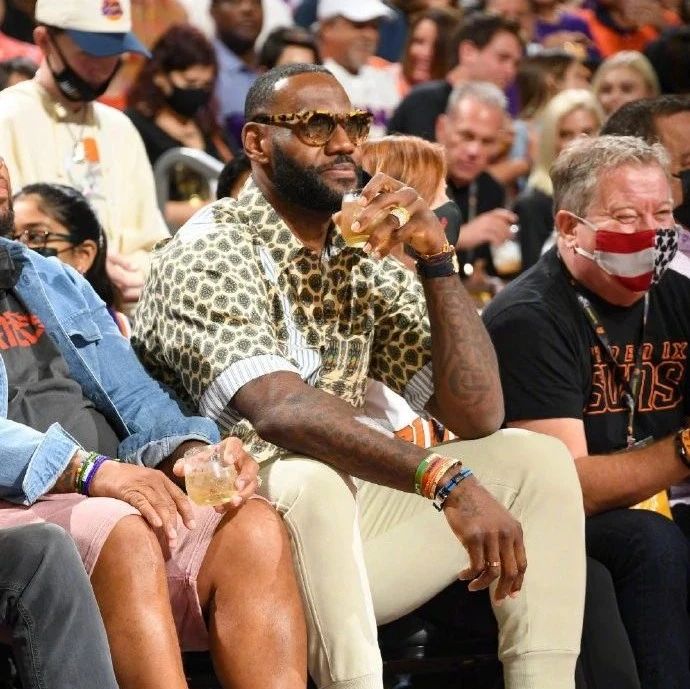 众星云集!Lil Wayne、詹姆斯出现在NBA总决赛赛场