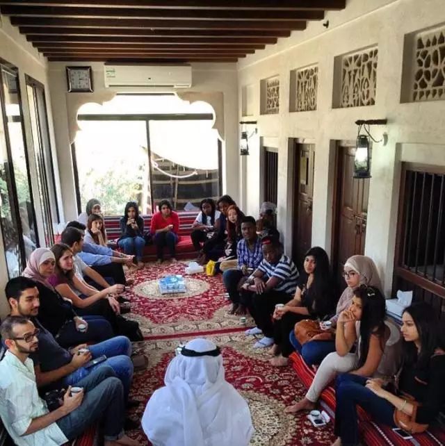 游客们在这里席地而坐,由深谙阿拉伯文化之道的当地人讲解这里的民风