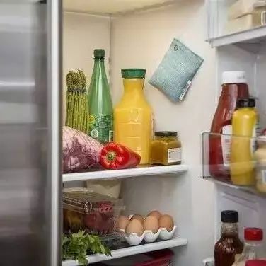 她把柚子皮放进冰箱,打开冰箱门那一刻,惊呆了!