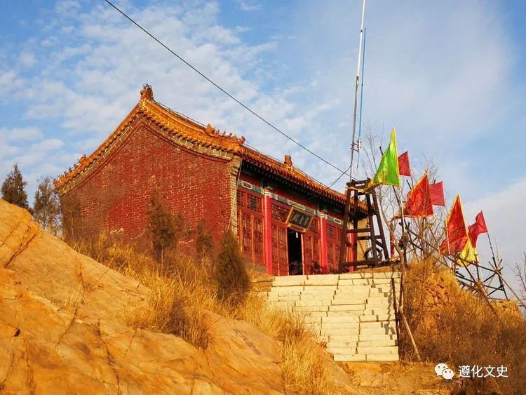 笔架山山顶上过去有个娘娘庙.传说四月十八是娘娘的生日.