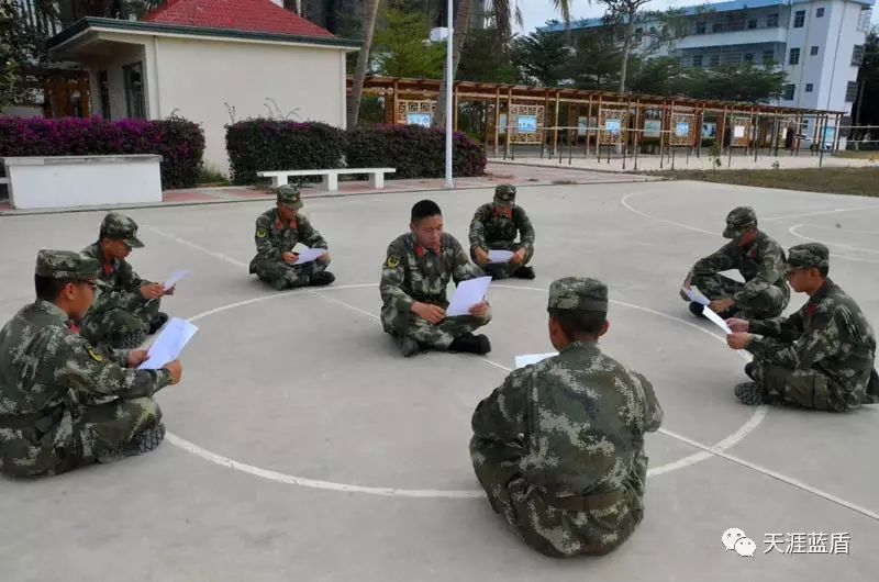 海南边防组织官兵学唱《人民公安向前进》歌曲