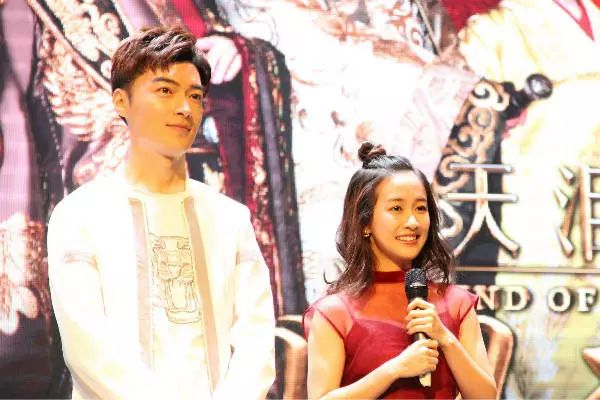 丁子峻、刘美含、纪宁川影路演“天泪传奇之凤凰无双” “碳酸饮料”CP现场秀恩爱!