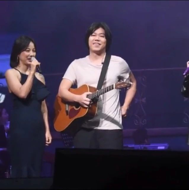 李孝利、李尚顺夫妇惊喜出现在IU济州岛演唱会