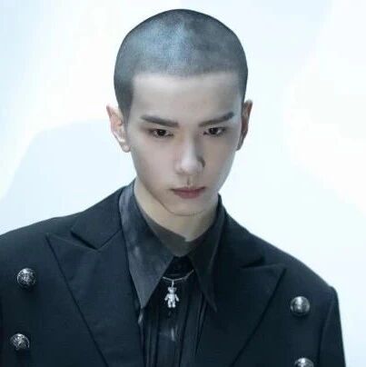 余承恩现身ELLE风尚大典 寸头造型演绎极简宫廷风