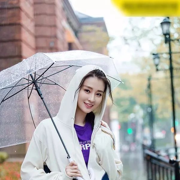 乔欣最新写真 清爽少女漫步夏日雨中