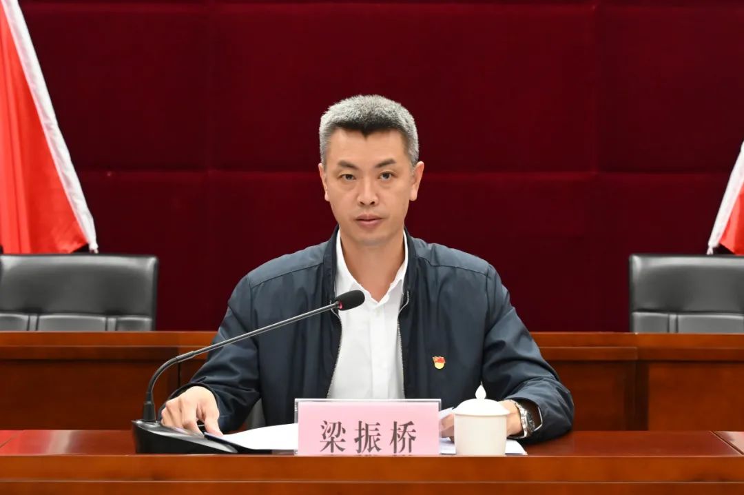 会上,镇党委副书记,镇长赵伟明传达党的十九届六中全会精神以及省委