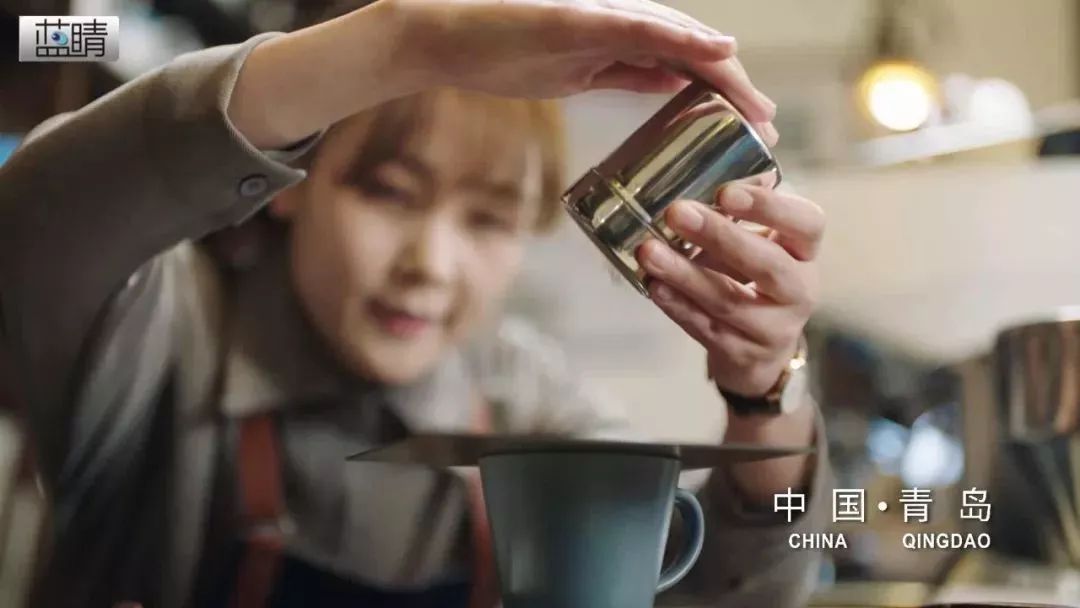 “一二一,上街里,买书包,买铅笔,到了学校考第一。” 当熟悉的儿歌声回荡在老城 你是否瞬间被带回了青岛“老街里”? 那条泛着油光的“菠萝油子” 是否也记录了你童年最美的时光? 依山傍大海,回澜听涛声 黄海之滨胶州湾畔 青岛宛如一颗闪耀的明珠熠熠闪光 漫步在八大关徜徉在小青岛 走过一条条老街走进一幢幢建筑 去触摸历史的脉络 感受文化的底蕴 一幢幢老街建筑 是百岁青岛凝固的历史 更让这座城市多了一份底蕴 博大深邃豪迈坚韧 层次
