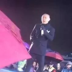 机灵小不懂张卫健来常山啦,冒雨听完他的演唱会(视频)