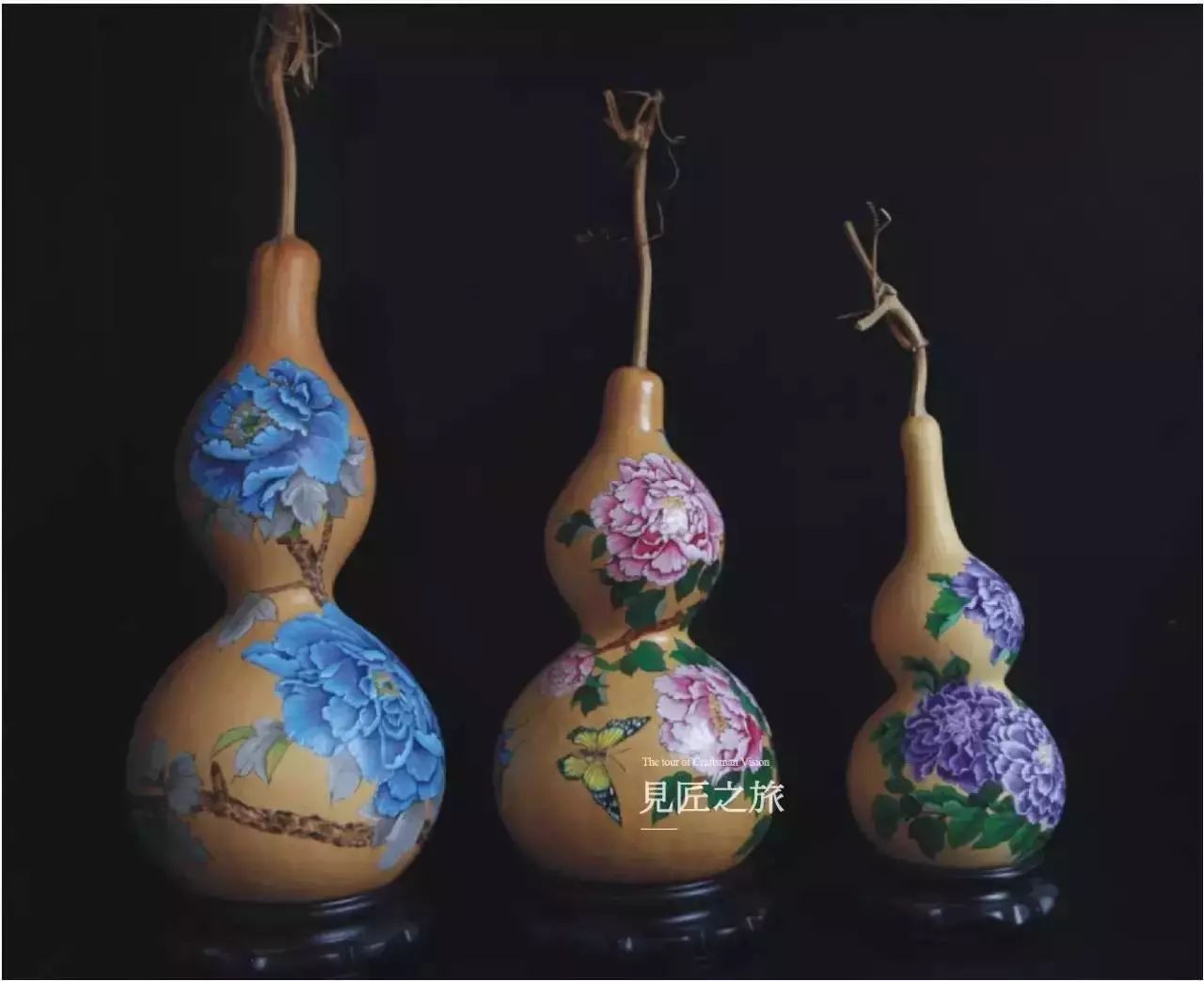 葫芦的形状是圆形的,跟宣纸上作画完全不同.