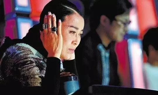资讯|从演唱会掉戒指开扒!那英稳坐“指环王”宝座